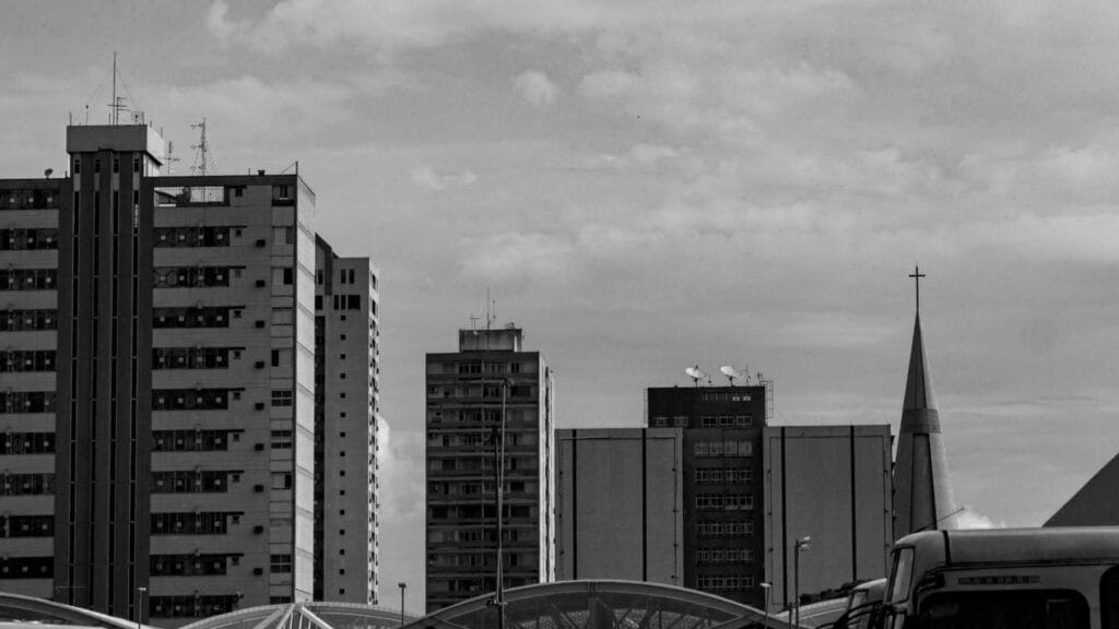 Erica Suniga, arquiteta e avaliadora de imóveis, analisando plantas técnicas em escritório